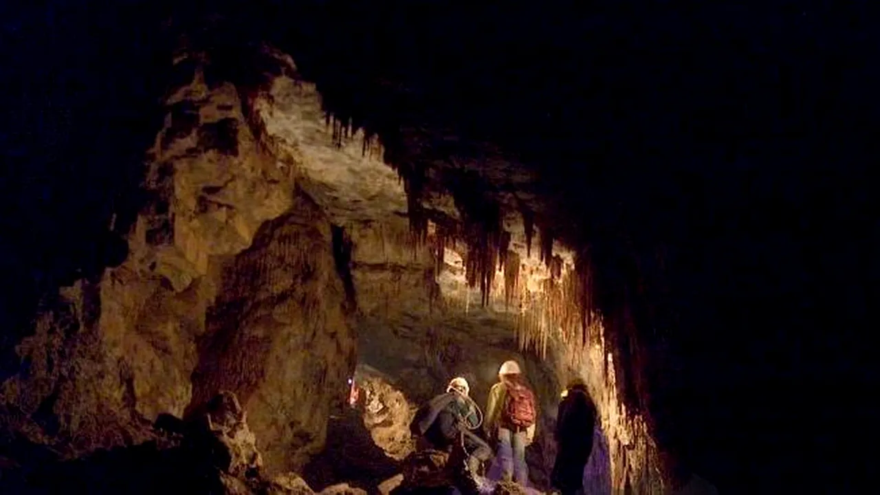 Peștera Tăușoare nu-i pentru oricine: Nu se va practica turism de masă, accesul este permis doar speologilor