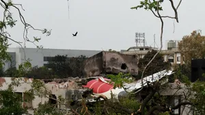 Descoperire șocantă în cazul prăbușirii AVIONULUI Air India. Pilotul comandant al aeronavei ar fi oprit alimentarea cu combustibil a motoarelor