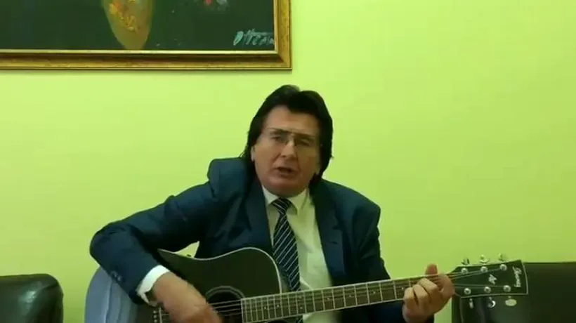 Nicolae Robu, filmat în timp ce cântă la chitară și cu vocea VIDEO