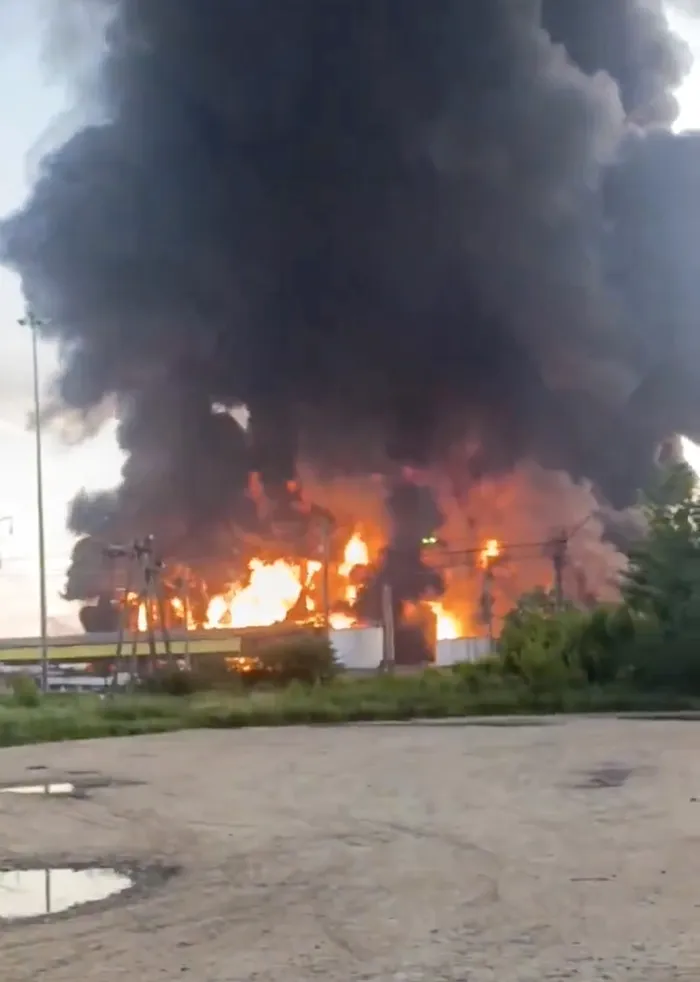 Președintele Ucrainei, Volodimir Zelenski, a anunțat că dronele ucrainene au lovit în noaptea de vineri spre sâmbătă un depozit petrolier din regiunea Krasnodar și o bază militară aflată în apropierea orașului Sankt Petersburg