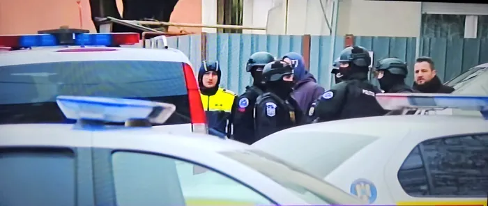 FOTO: Desfășurare impresionantă de forțe, pe o stradă din Sectorul 4, după ce un fost polițist s-a baricadat în casă și refuză să iasă