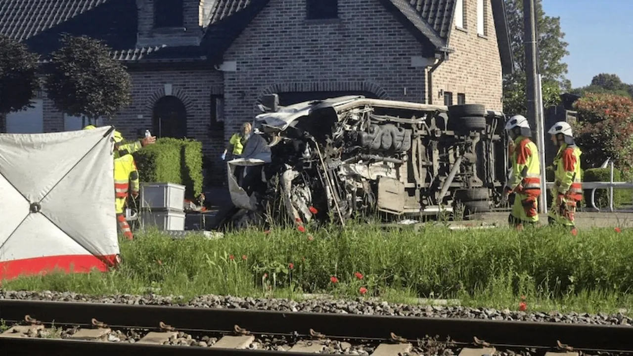 Un autobuz școlar a fost lovit de un tren în Belgia. Ministru: „Doi copii, șoferul și însoțitorul au murit“