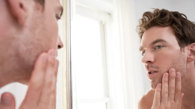 STUDIU. Bărbații stau mai mult timp în fața oglinzii decât fac sex