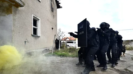 Un bărbat și-a sechestrat și torturat tatăl după ce s-a drogat cu otravă pentru șobolani. Mascații au descins în forță, înainte să fie prea târziu