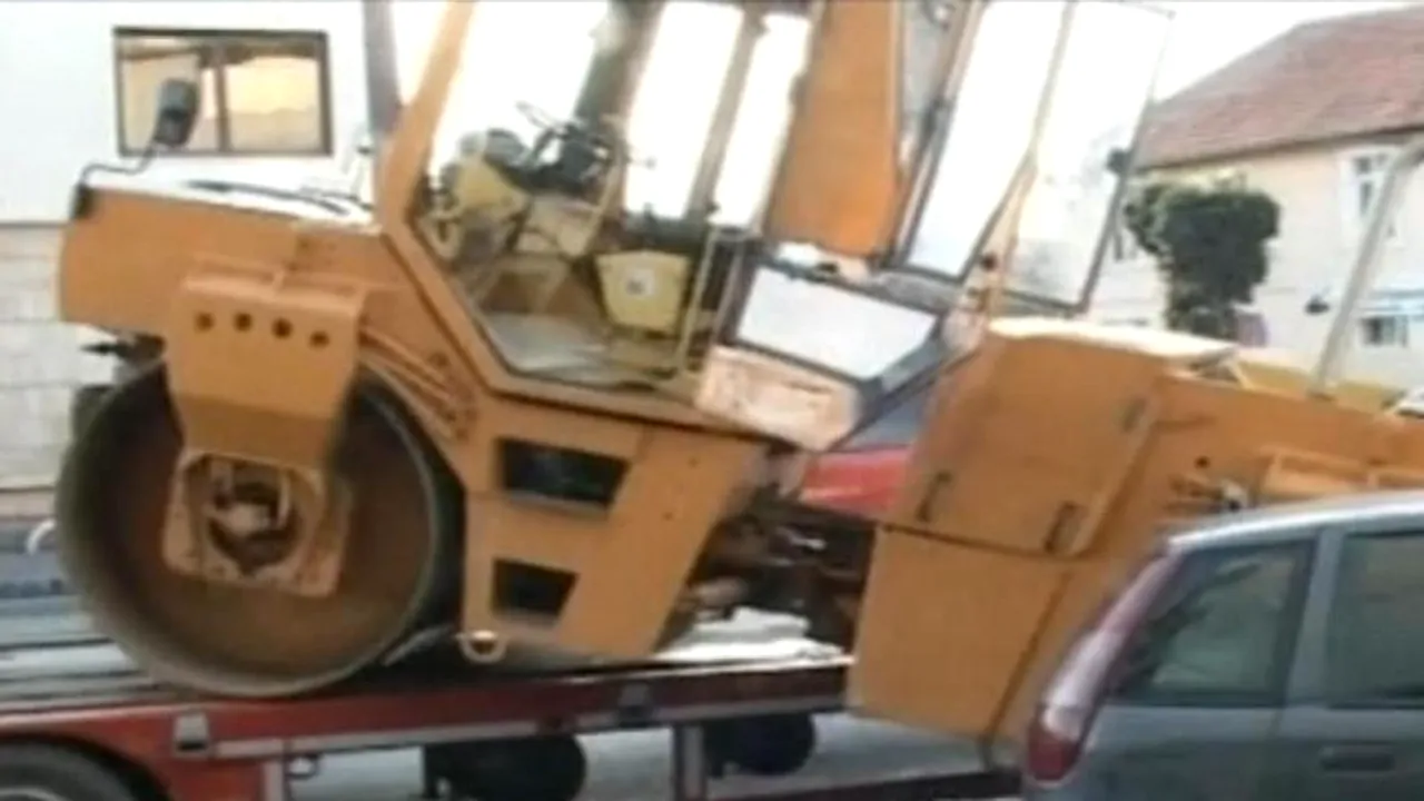 Un brașovean a răsturnat un cilindru compactor peste o mașină parcată