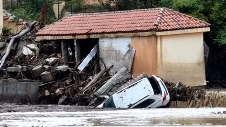Dezastru într-o zonă turistică din BULGARIA: Inundațiile au transformat un sat de vacanță într-un râu de noroi