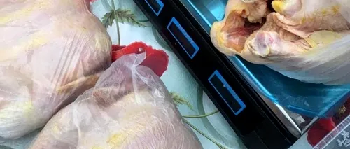 Prinși cu puiul vopsit. Doi comercianți dintr-un municipiu au fost amendați după ce au vândut carne colorată în galben, ca să pară „de țară | FOTO