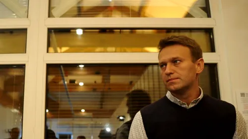 Vedeta opoziției din Rusia, Aleksei Navalnîi, inculpat și plasat sub arest la domiciliu. De ce este acuzat bloggerul
