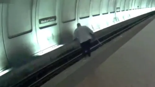 Un bătrân nevăzător a căzut pe șinele de la metrou. Cum s-a terminat totul - VIDEO