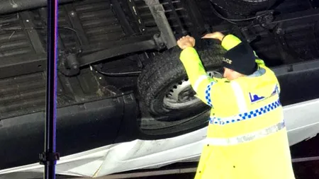 Gest incredibil al unui polițist britanic: a ținut cu forța o autoutilitară care era să cadă de pe un pod. Șoferul era prins înăuntru. GALERIE FOTO