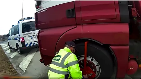 TIR românesc, blocat de polițiști timp de 6 zile pe o autostradă pentru neplata unei AMENZI uriașe. Care era suma și de ce fusese sancționat șoferul