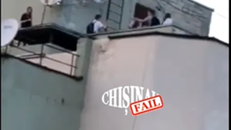 DISTRACȚIE LA LIMITĂ. Un grup de minori, filmați cum dansează hora pe acoperișul unui bloc cu 16 etaje
