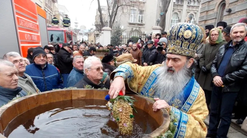 Constanța: Înghesuială la Catedrala Sfinții Apostoli Petru și Pavel după slujba de sfințire a apei