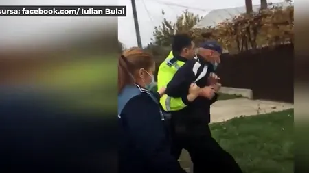 GÂNDUL LIVE. Imagini cu un bărbat de 79 de ani, încătușat de polițiști, după ce a fost văzut lovind cu pumnii o femeie. Poliția, chemată de un deputat
