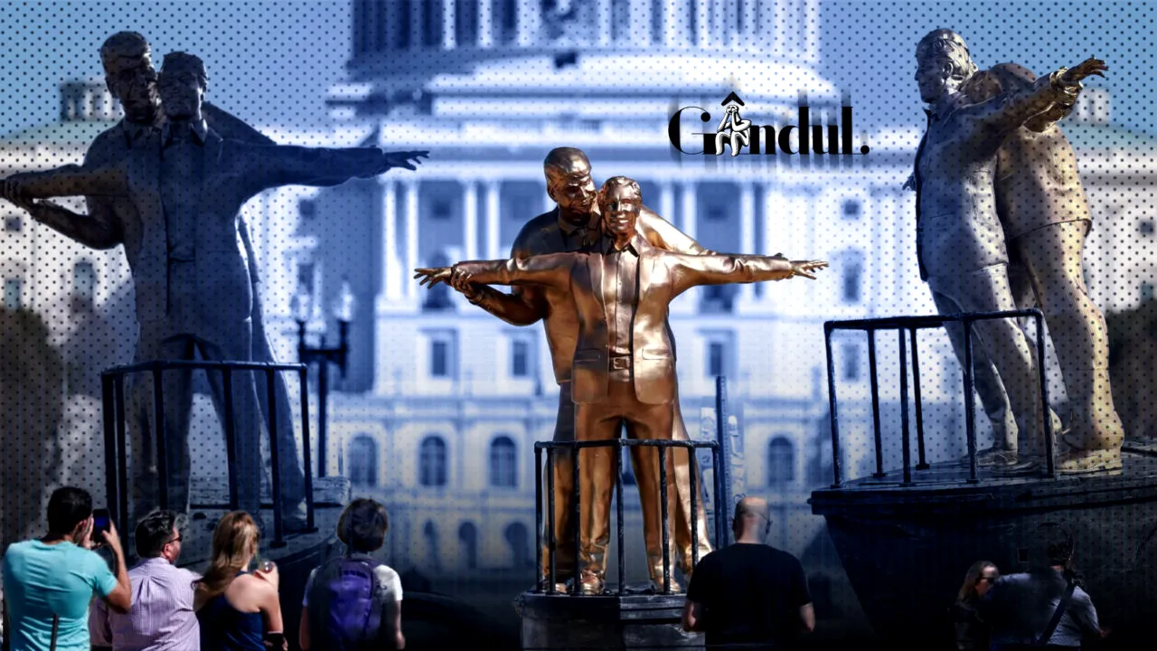 Statuia „Titanic” a lui Trump și Epstein atrage vizitatorii în Washington DC. Unde a fost amplasată sculptura realizată de un grup de artiști anonimi