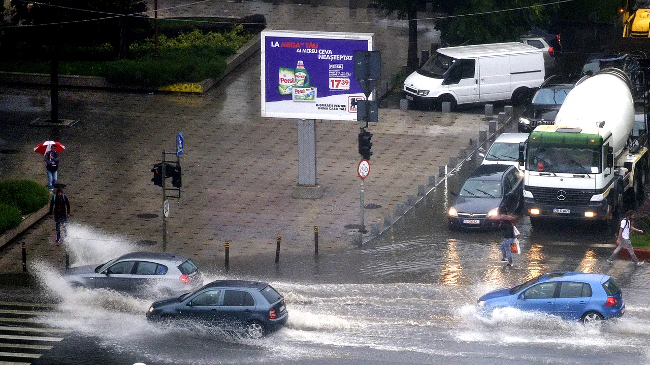 Furtunile din România, în imagini: inundații, copaci căzuți, drumuri blocate