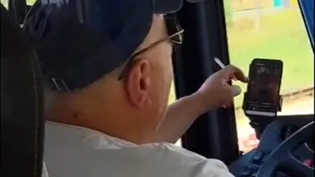 Șofer CT Bus Constanța, filmat în timp ce fumează și folosește telefonul mobil, chiar la volanul autobuzului plin cu pasageri. Reacția companiei
