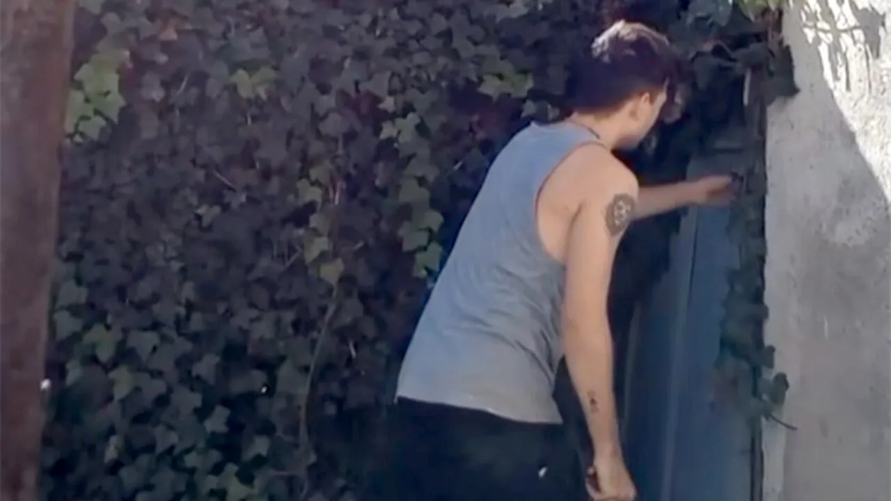 Renovându-și casa, acest tânăr a găsit o ușă secretă. A deschis-o și a descoperit un secret oribil