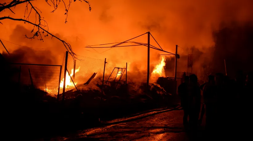 INCENDII uriașe în Grecia. Mii de oameni, forțați să-și părăsească locuințele din calea flăcărilor care se înalță și la 25 de metri