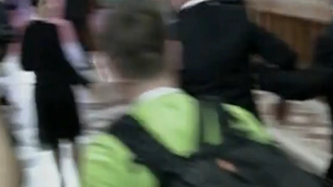 Cum fuge Traian Băsescu de ziariști pe holurile Palatului Parlamentului