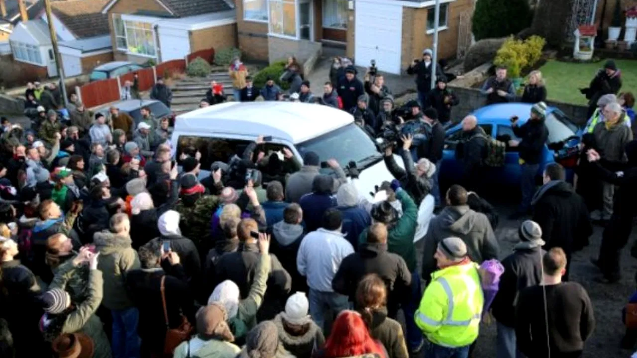 500 de oameni au sărit în ajutorul unui bolnav de cancer care urma să fie evacuat din locuința sa