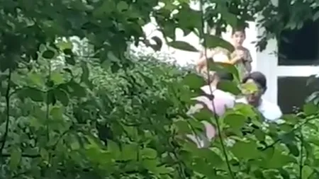 Imagini șocante: Un tată este rupt cu bătaia de un altul, chiar sub privirile copiilor lor. De la ce a început totul - VIDEO