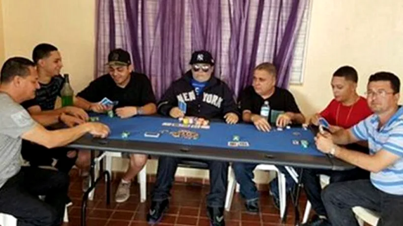 La prima vedere, acești tineri participă la o partidă de poker. Detaliul care schimbă totul
