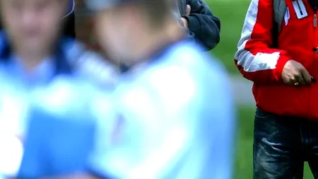 Directoarea unei școli a trimis acasă o elevă pentru ținută indecentă. Tatăl a venit la școală să o răzbune