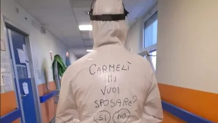 Cerere de căsătorie în pandemie. Un infirmier a pus marea întrebare într-un mod inedit