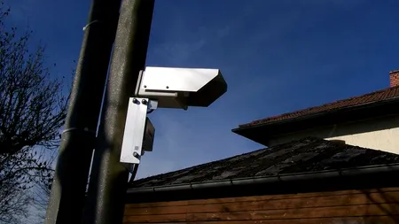 A instalat o cameră de supraveghere în curte și spune că a surprins 
