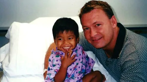 Burlacul din imagine a adoptat un băiețel din Cambodgia, în 2000. Tatăl a avut un șoc când fiul lui s-a făcut mare: Pe cine adoptase, de fapt