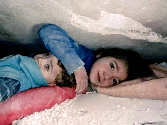 Imaginea cu cei doi fraţi sirieni prinşi sub dărâmături după cutremurul devastator din 6 februarie 2023 / Sursa foto: captură Twitter