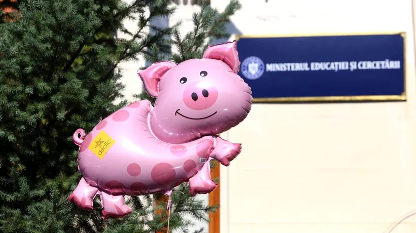 Porcii zburători au ajuns la Ministerul Educației. Protest-maraton al Consiliului Național al Elevilor
