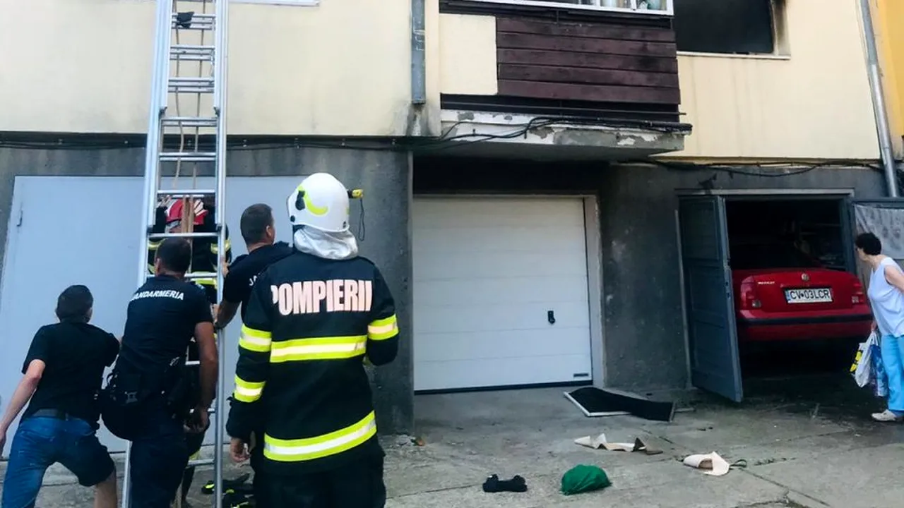 Incendiu într-un bloc din Sfântu Gheorghe. Toți locatarii au fost evacuați. Două persoane au ajuns la spital
