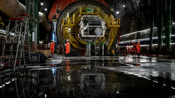 Cel mai lung tunel din lume străbate un munte și leagă două orașe. Ce lungime are