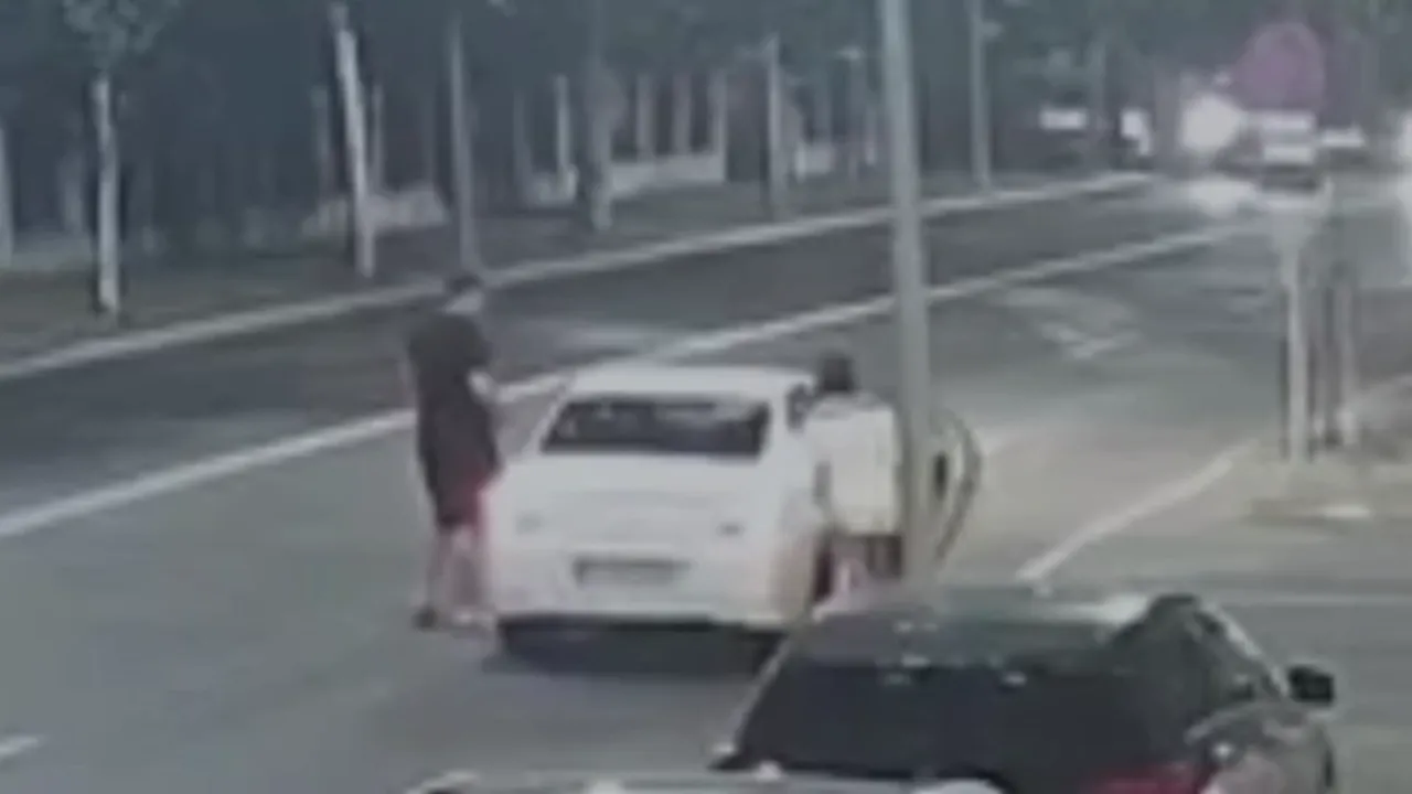 Un șofer de taxi, din Capitală, l-a bătut pe un client cu pumnii și picioarele, pentru că i-a crăpat parbrizul. Agresorul e practicant de box