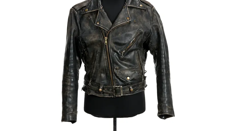 Una dintre cele mai celebre jachete de piele, vândută la licitație cu o sumă uriașă