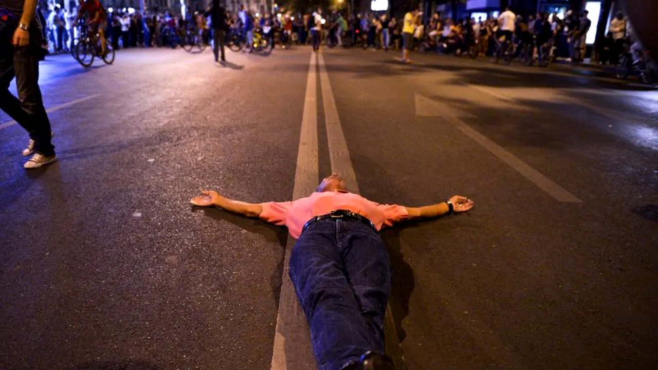 Protestatarii de la Universitate au blocat circulația pe bulevardul Regina Elisabeta