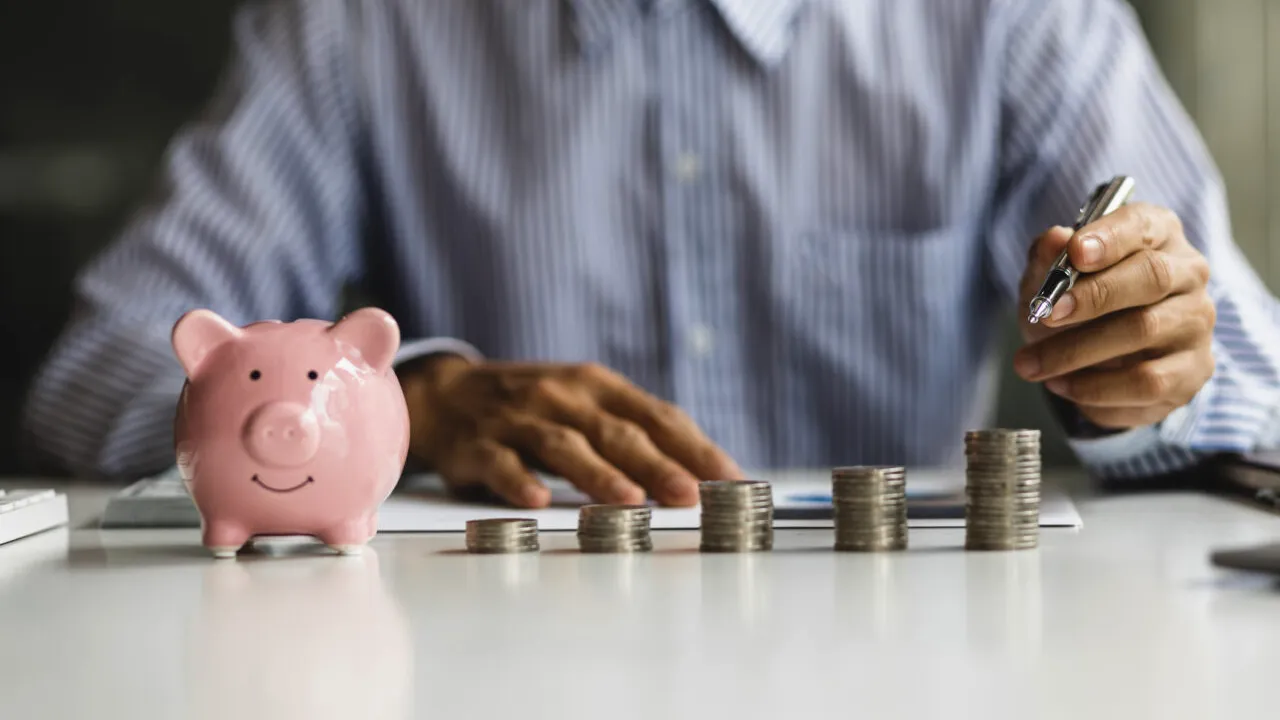 Ești tânăr, dar vrei să știi ce venituri vei avea în momentul pensionării? Uite cum va arăta pensia medie peste aproximativ 20 de ani