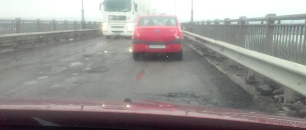„DUȘMĂNIA de pe Podul Prieteniei. Așa arată drumul peste Dunăre la două luni după ce a fost „cârpit: „Au tot promis că-l repară și noi încă ne rupem mașinile pe aici