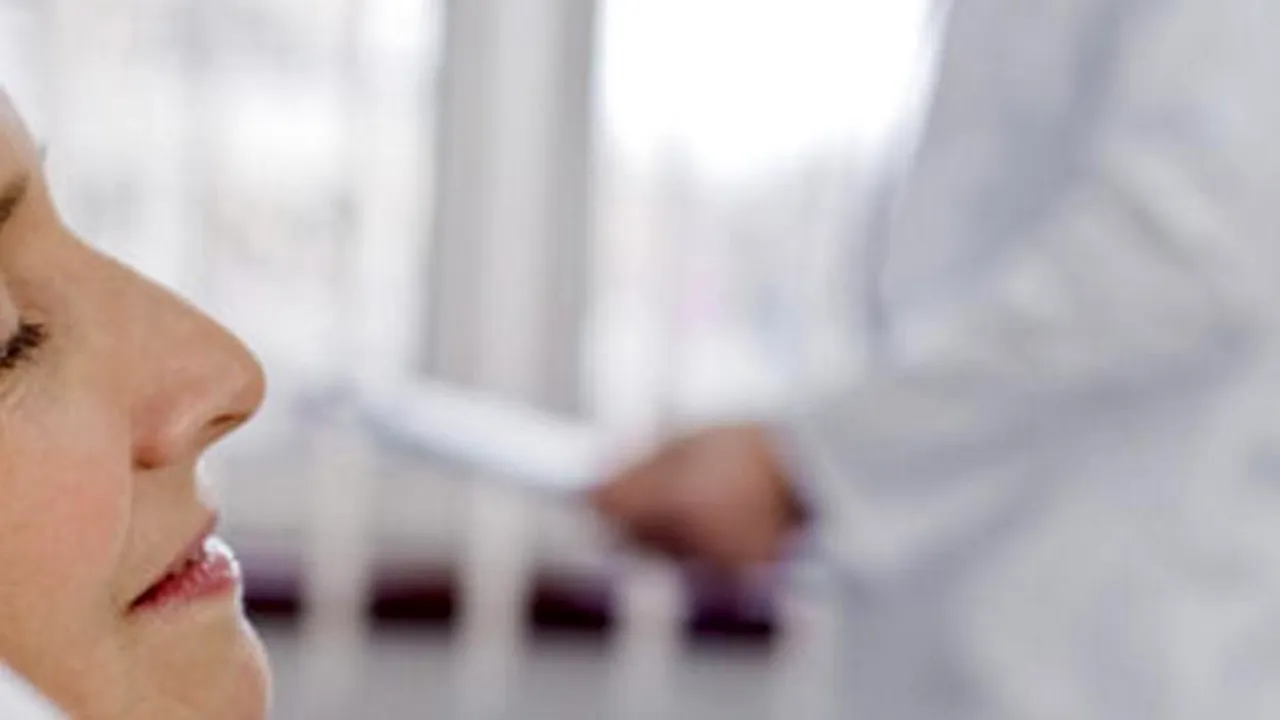 O bătrână care suferă de pierderi de memorie a fost lăsată să plece în pijamale din spital. „O infirmieră care s-a oferit să o ducă la un taxi