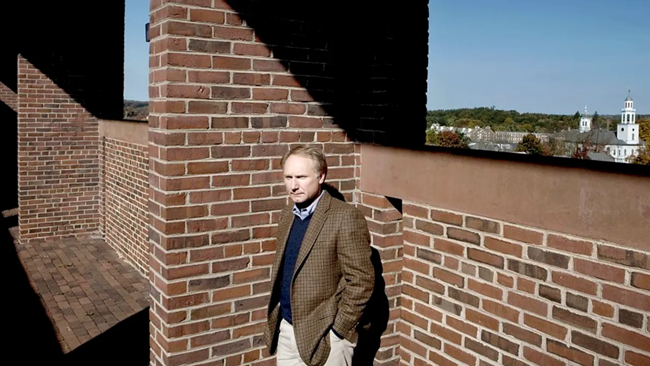 Când lansează Dan Brown un nou roman din seria deschisă de 