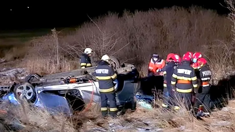 Un șofer a zburat cu mașina peste un sens giratoriu din Caransebeș și apoi s-a răsturnat pe un câmp. Bărbatul nu a vut nicio șansă (VIDEO)