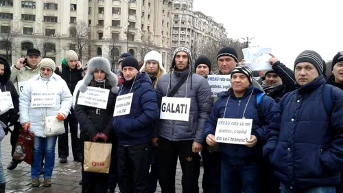 Circa 1.500 de români cu credite în franci protestează în Piața Constituției: Sunt puși să ne fure, nu să ne conducă