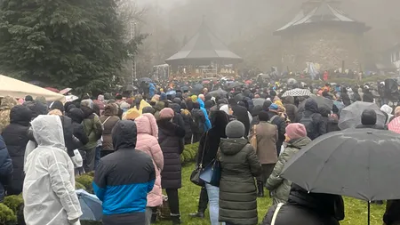 24 de persoane care participau la canonizarea lui Arsenie Boca au avut nevoie de asistenţă medicală. Un adult şi un copil, transportaţi la spital