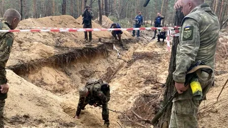 Un cimitir improvizat de ruși, descoperit după ce trupele din Ucraina au eliberat orașul Izium. Au fost descoperite 440 de cadavre