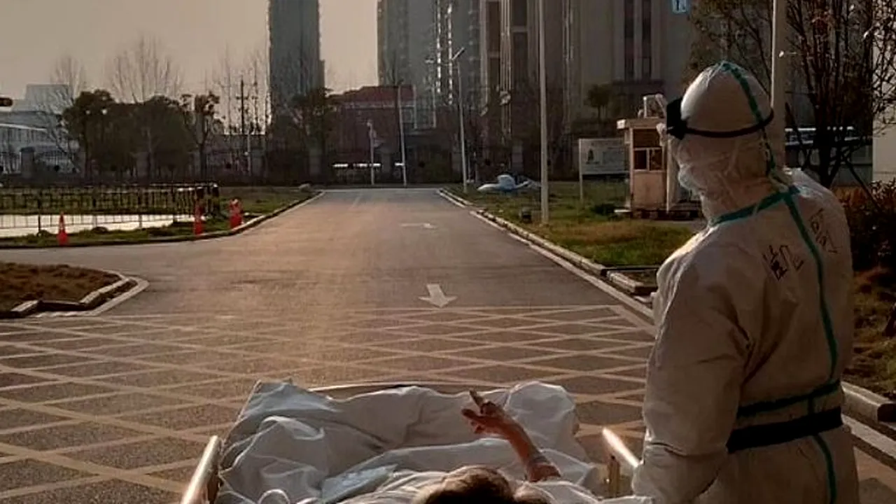 EMOȚIONANT. Imaginile care fac înconjurul lumii! Ce s-a întâmplat cu pacientul de 87 de ani pe care un medic din Wuhan l-a scos cu tot cu pat  să vadă apusul