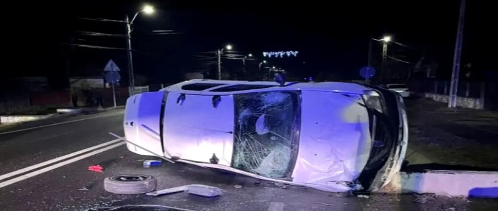 VIDEO| Un șofer care s-a răsturnat cu mașina este căutat de polițiști. Bărbatul a fugit de la locul accidentului