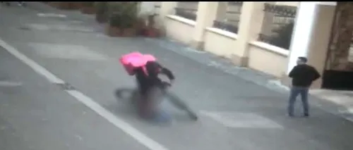 VIDEO. Fetiță de doar 2 ani, LOVITĂ în plin de un curier pe bicicletă care circula cu viteză pe o stradă pietonală din Timișoara