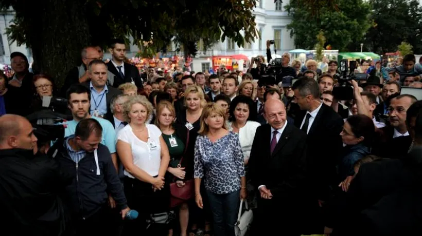La Sânnicolau Mare, Băsescu a dezvelit o statuie. Președintele a fost rugat de un localnic să „ne scape de comuniști: „De zece ani muncesc la ei, dar și ei la mine